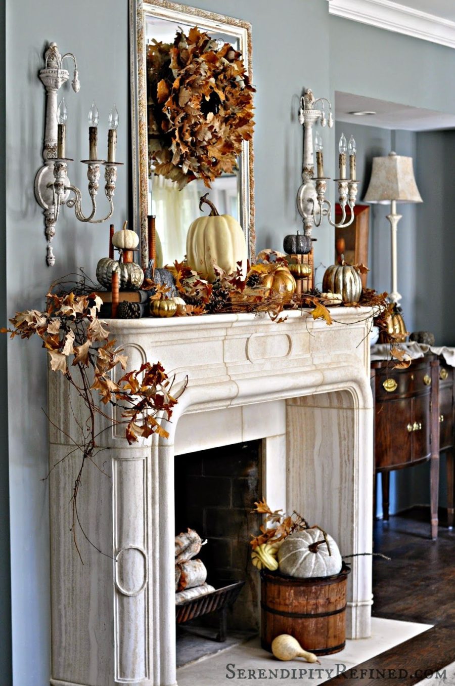 Chimenea blanca decorada con otoño 900x1356 15 Ideas de decoración de otoño para su repisa de chimenea