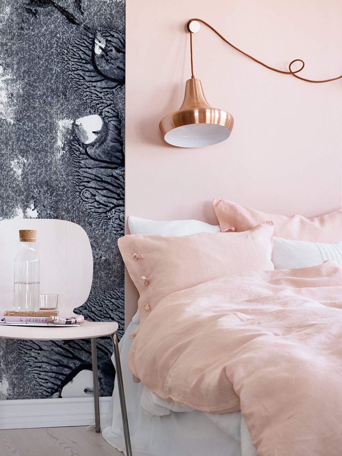dormitorio rosa blanco y dorado
