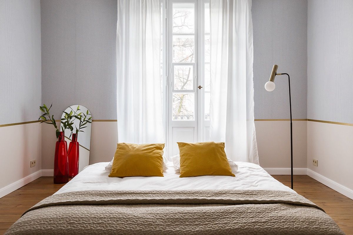 dormitorio rosa claro gris y dorado