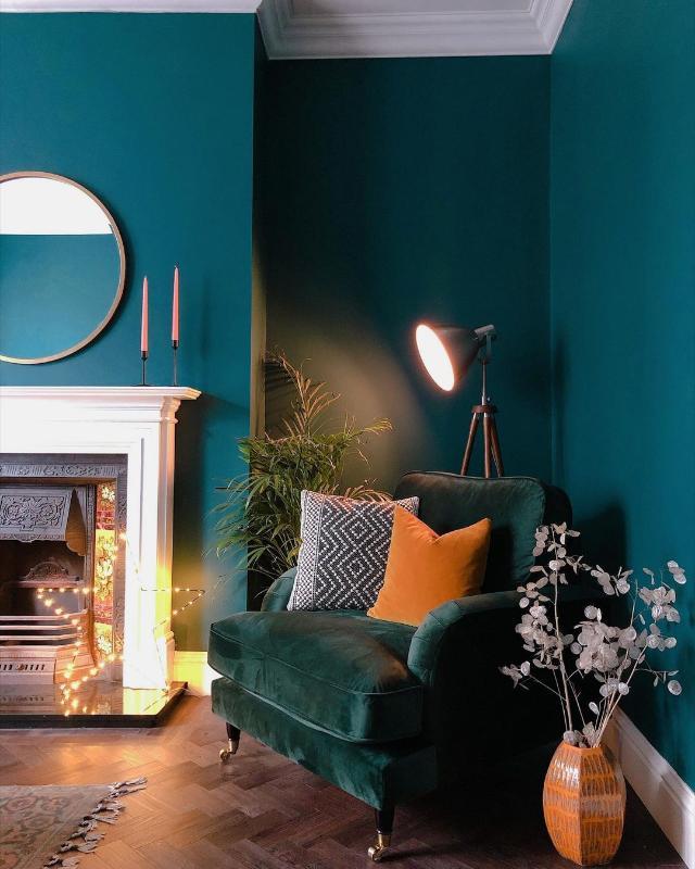 salon azul con sofa verde