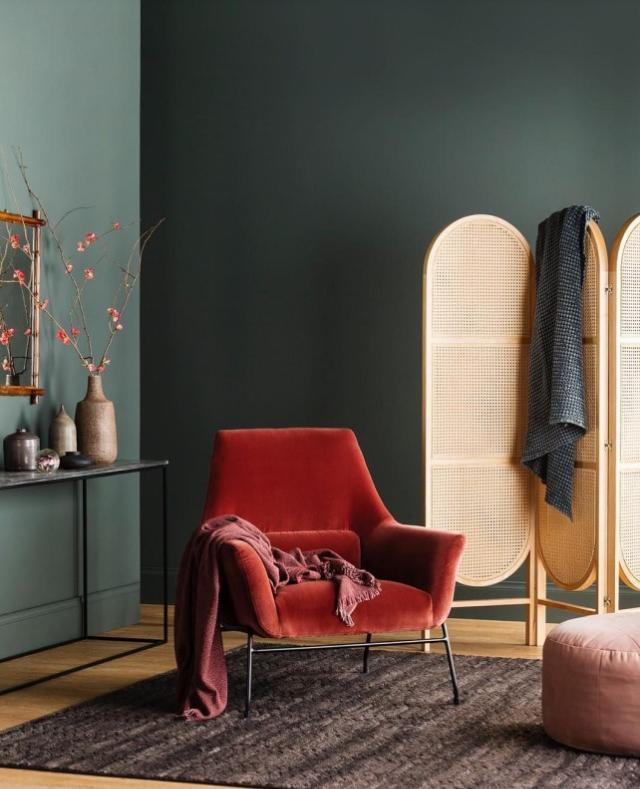 salon con pared verde y sofa rojo