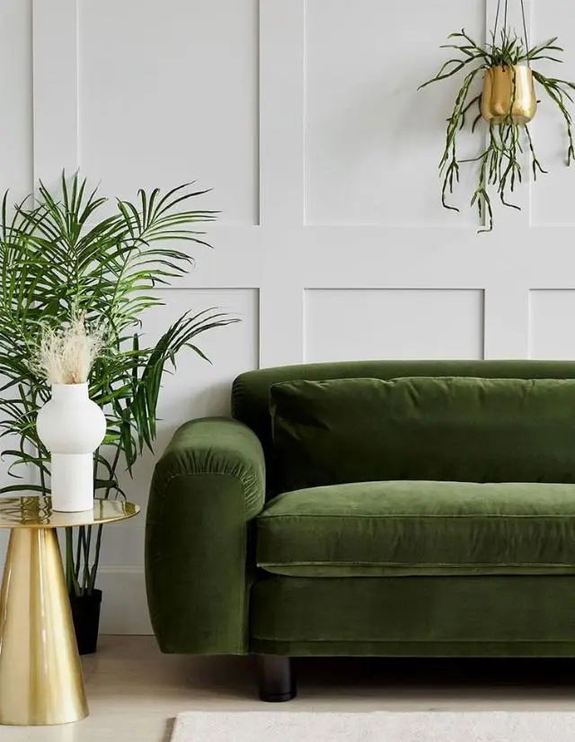salon con sofa verde y pared gris