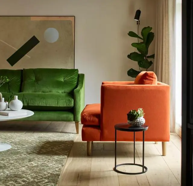 salon con sofa verde y sofa naranja