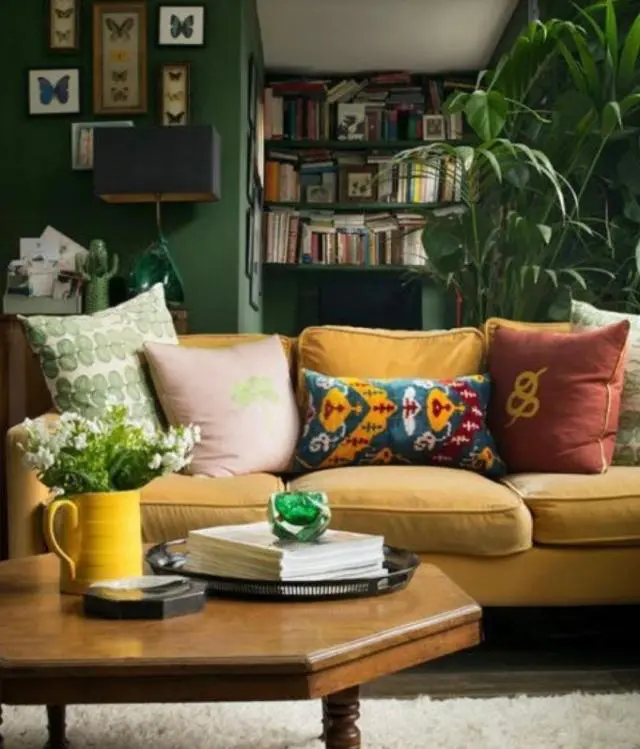 salon verde con sofa amarillo
