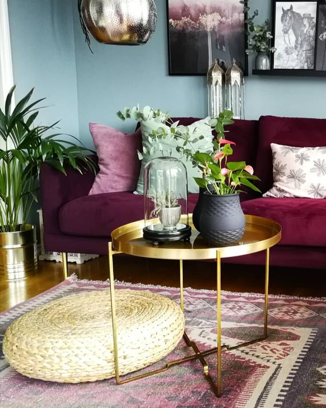 salon verde con sofa morado
