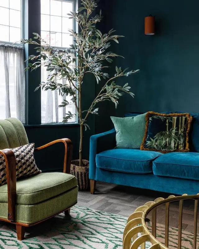 salon verde con sofas verde y azul