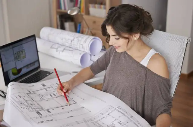 mujer aprendiendo a hacer un plano de una casa