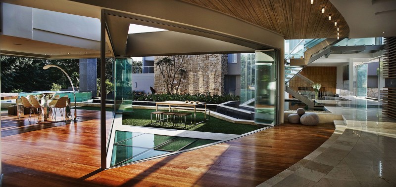 Casa de cristal de Nico Van Der Meulen Architects