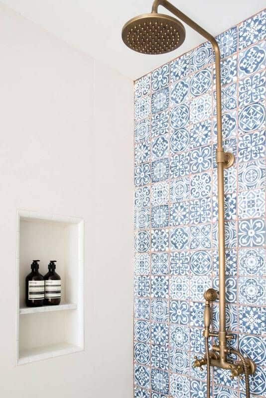 Pared decorativa con diseño de azulejos de ducha ocupados